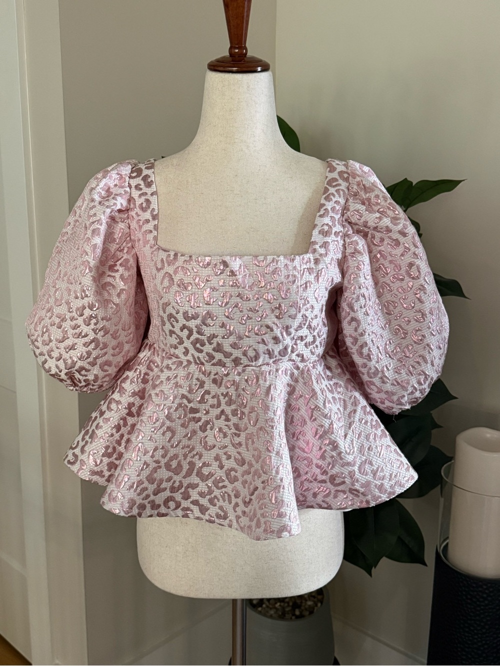 Buddy Love Alana Pinkie Jacquard Metallic Leopard Puff Sleeve Peplum Top Small